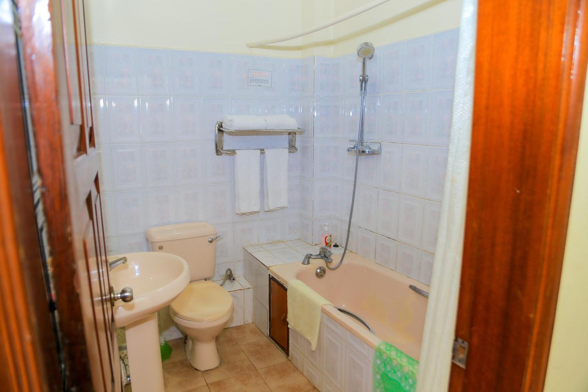 Shangri-La Hotel Muyenga Bugolobi Екстер'єр фото