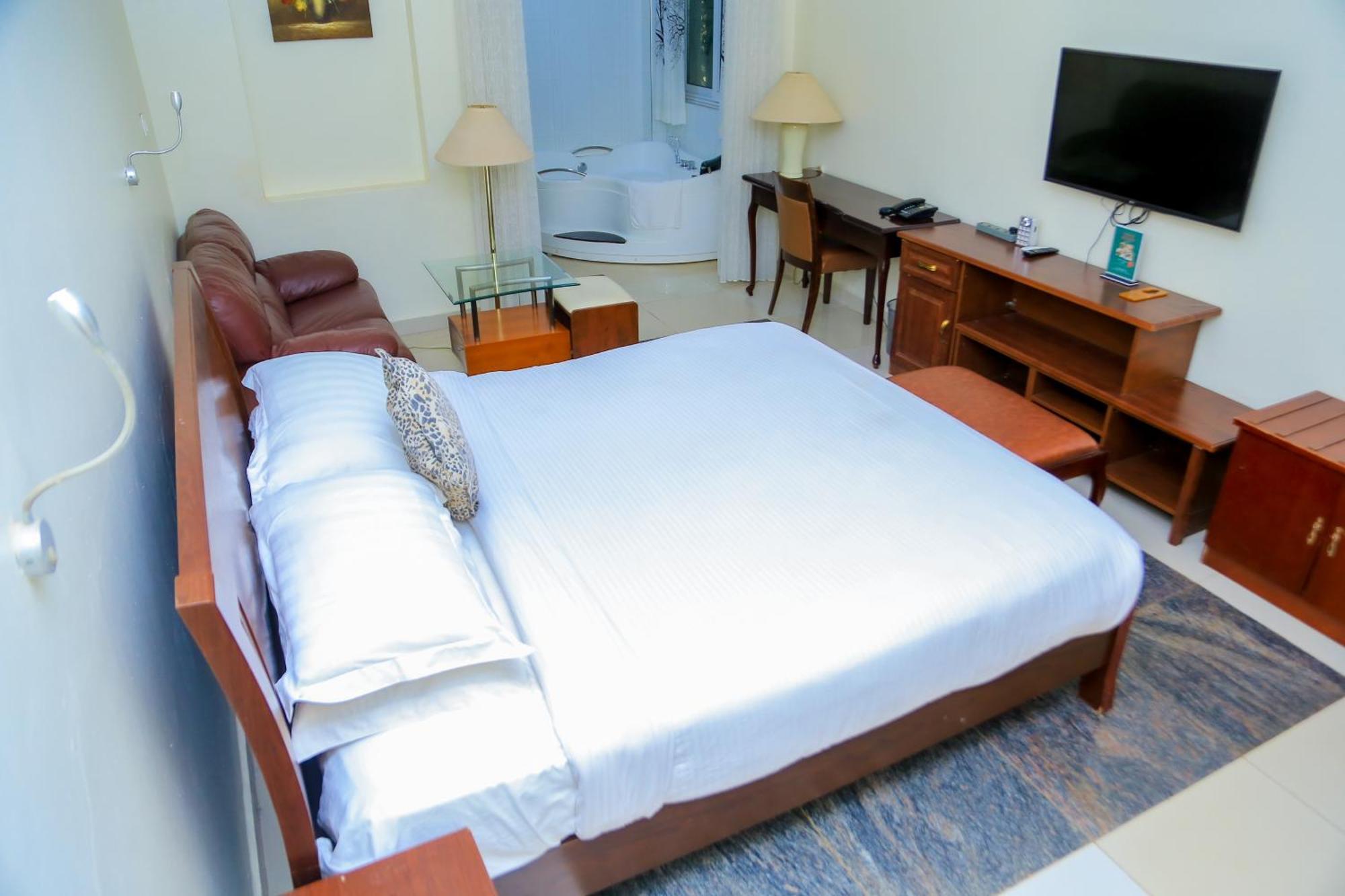 Shangri-La Hotel Muyenga Bugolobi Екстер'єр фото