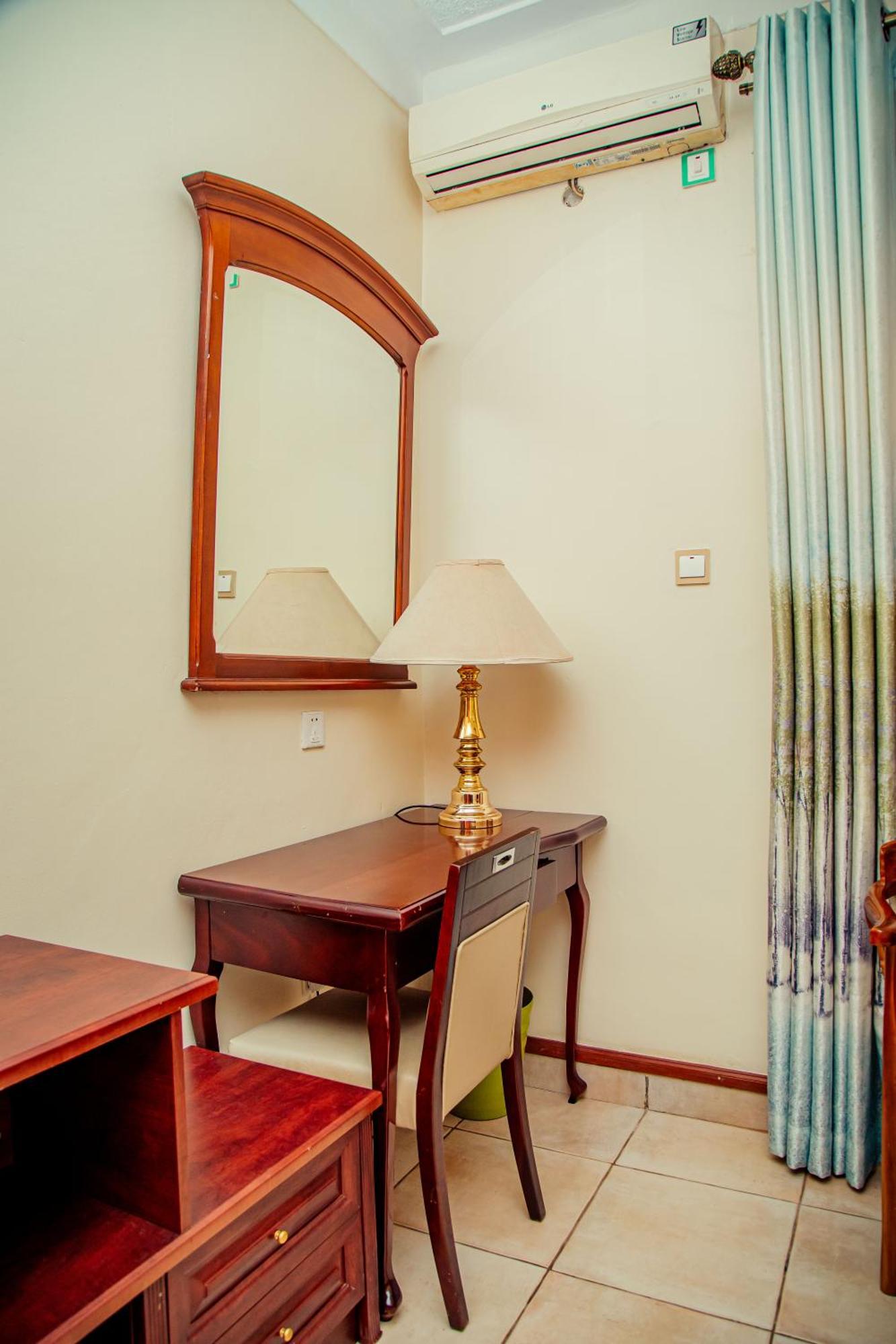 Shangri-La Hotel Muyenga Bugolobi Екстер'єр фото