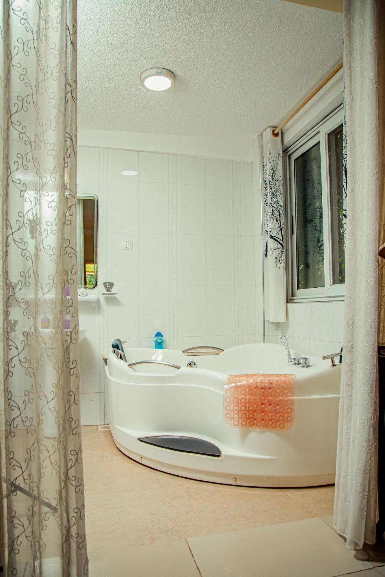 Shangri-La Hotel Muyenga Bugolobi Екстер'єр фото
