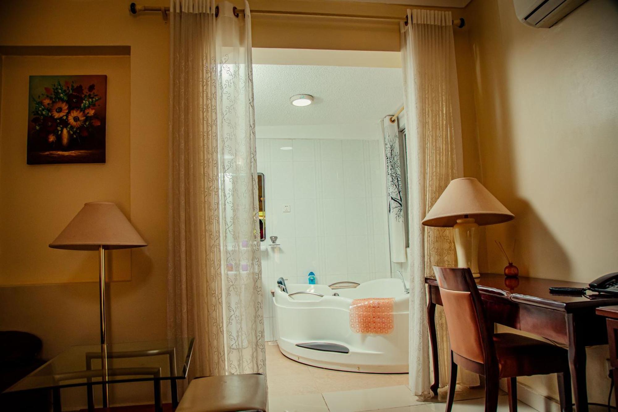 Shangri-La Hotel Muyenga Bugolobi Екстер'єр фото