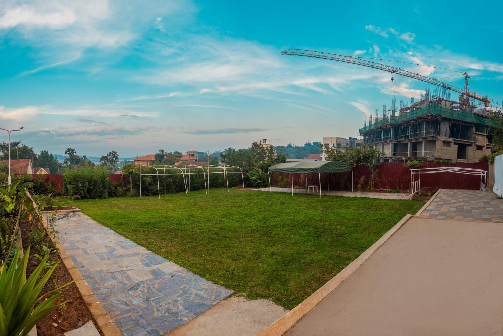 Shangri-La Hotel Muyenga Bugolobi Екстер'єр фото